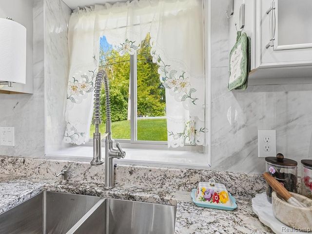 17361 W Outer Drive, Dearborn Heights, MI 48127