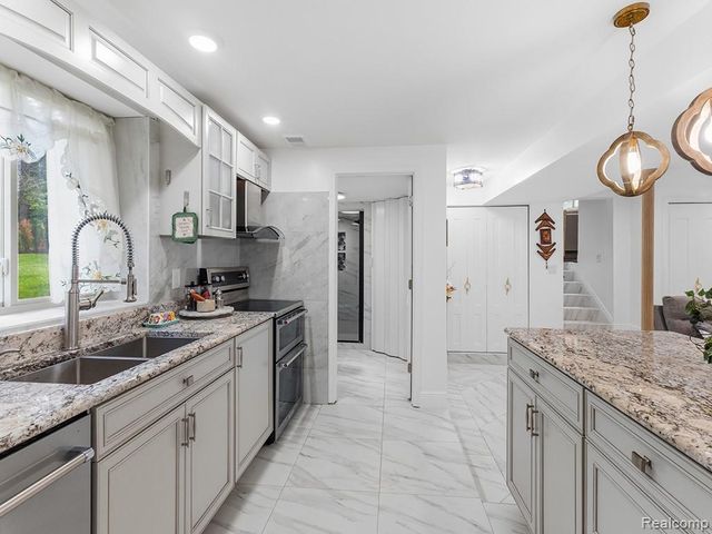 17361 W Outer Drive, Dearborn Heights, MI 48127