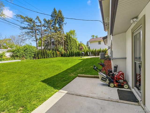 17361 W Outer Drive, Dearborn Heights, MI 48127