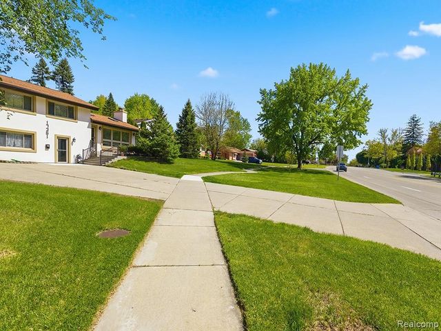 17361 W Outer Drive, Dearborn Heights, MI 48127