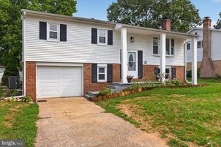2 PALMER DR, Camp Hill, PA 17011