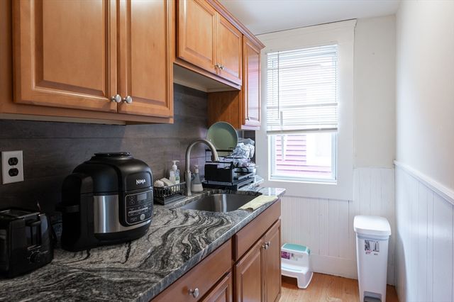 18 Edson St, Lowell, MA 01851