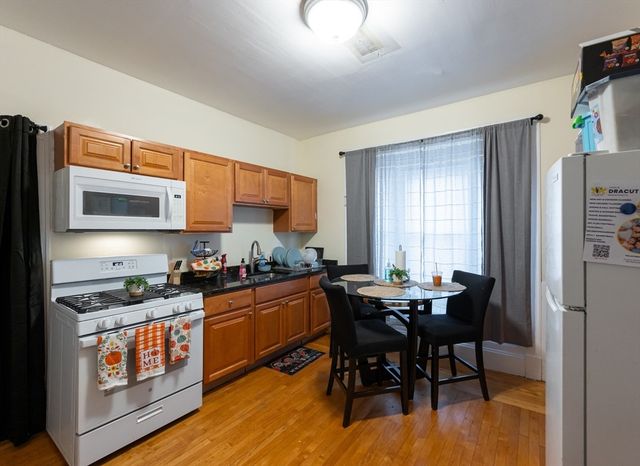 18 Edson St, Lowell, MA 01851