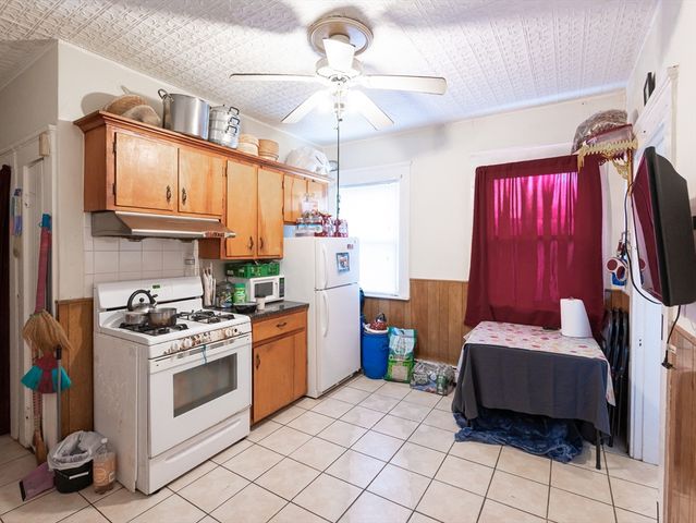 18 Edson St, Lowell, MA 01851