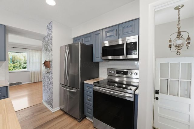 2257 Fishinger Road, Columbus, OH 43221
