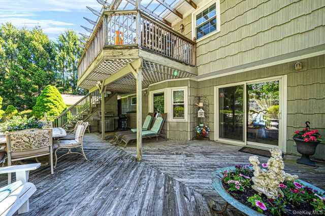 2 Rainbow Lane, East Moriches, NY 11940
