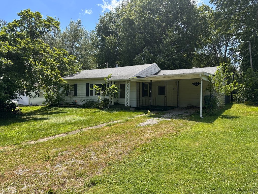 Image 2 of property listing at 433 Marteeny Street, Mt Vernon, IL 62864
