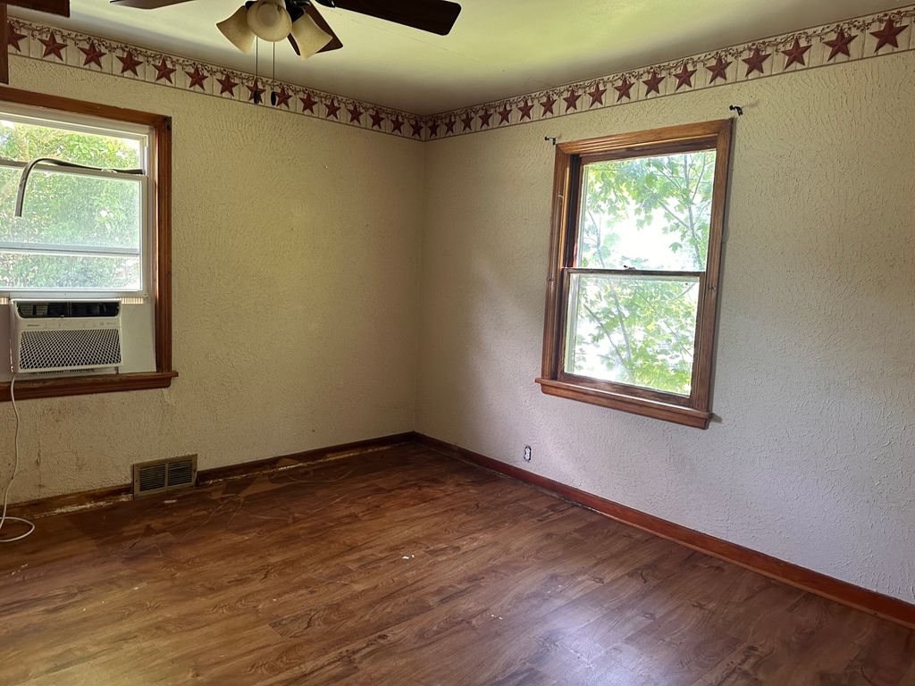 Image 13 of property listing at 433 Marteeny Street, Mt Vernon, IL 62864