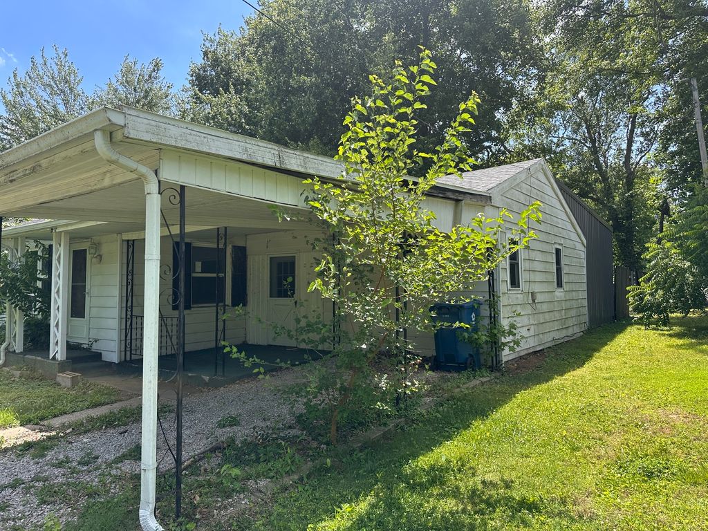 Image 3 of property listing at 433 Marteeny Street, Mt Vernon, IL 62864