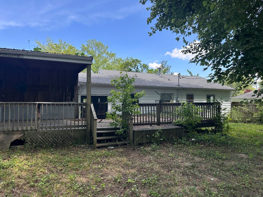 Image 4 of property listing at 433 Marteeny Street, Mt Vernon, IL 62864