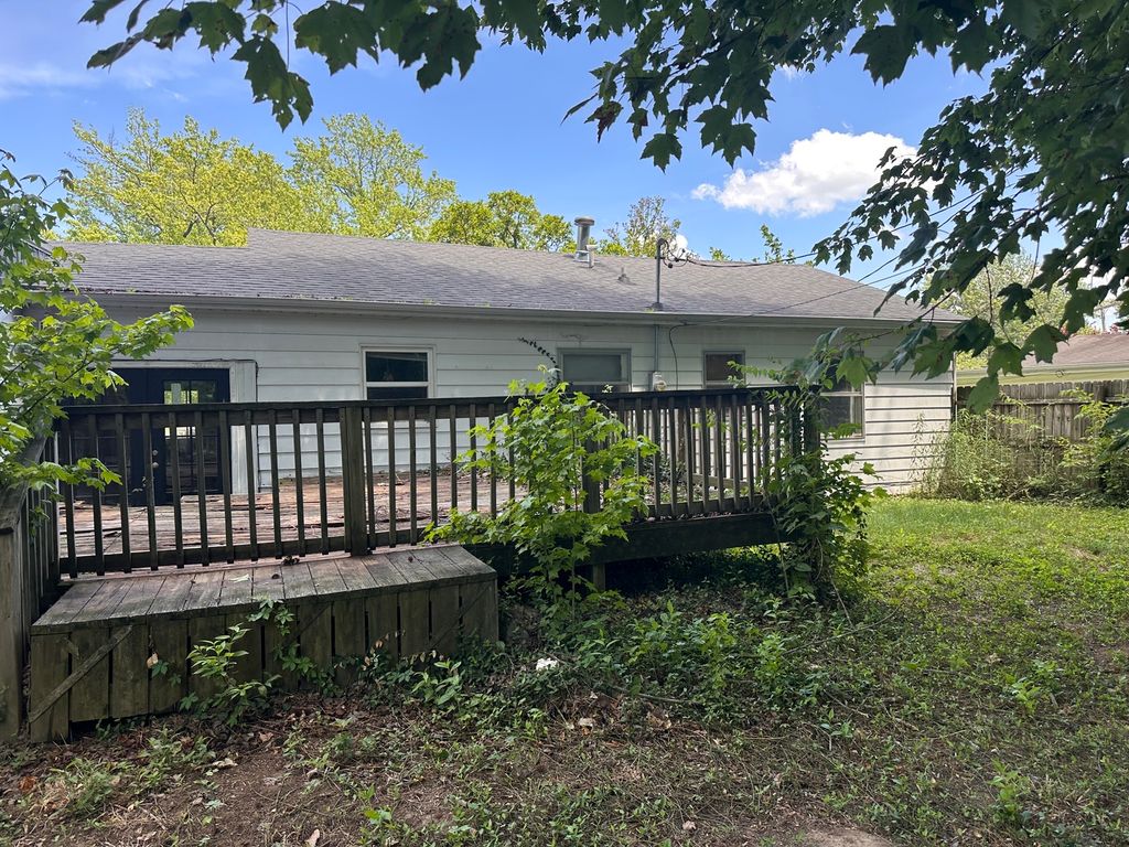 Image 5 of property listing at 433 Marteeny Street, Mt Vernon, IL 62864