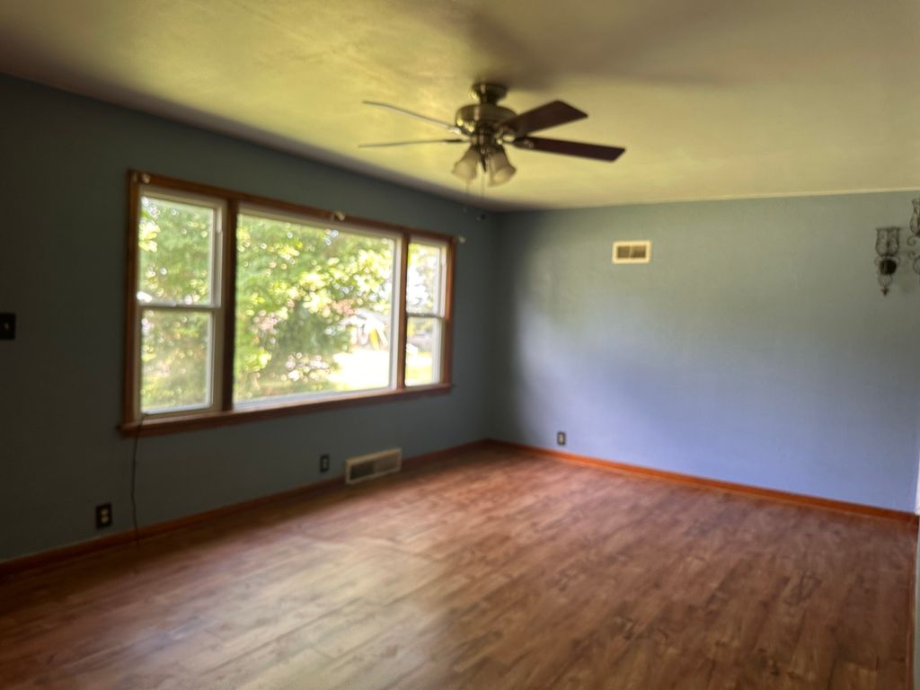 Image 7 of property listing at 433 Marteeny Street, Mt Vernon, IL 62864