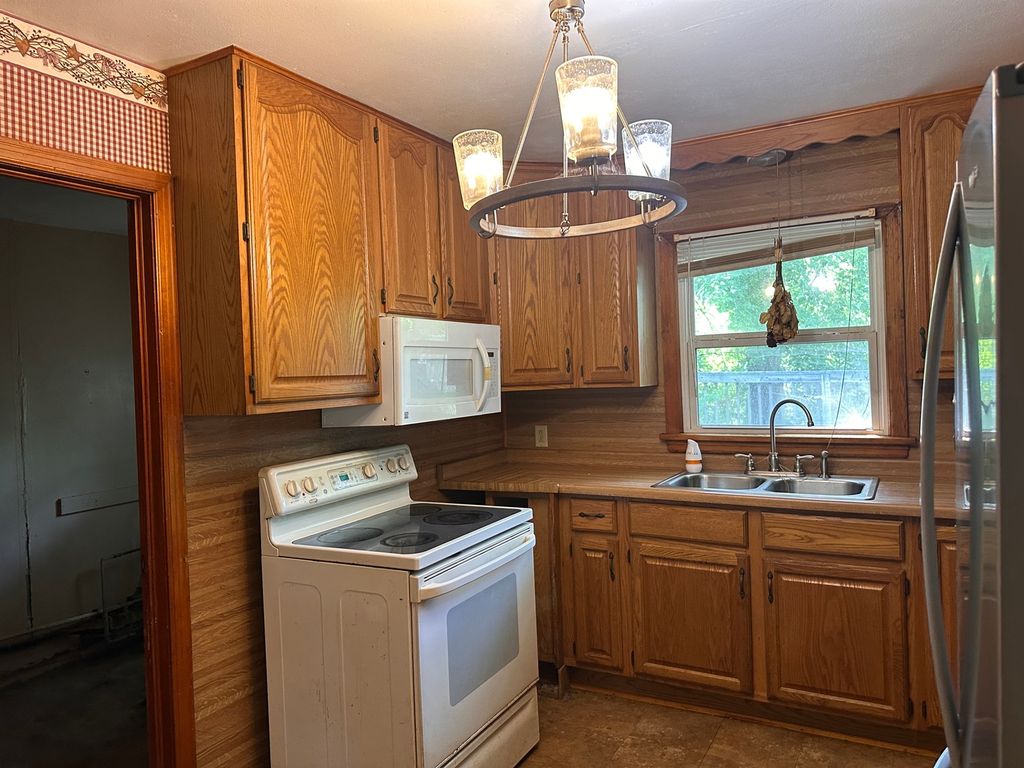 Image 8 of property listing at 433 Marteeny Street, Mt Vernon, IL 62864