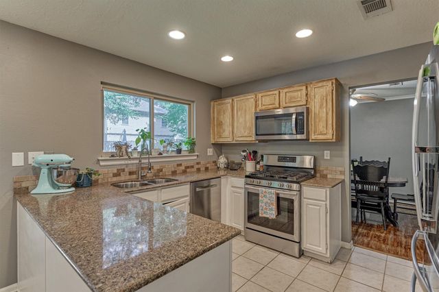 100 W Rainbow Ridge Circle, The Woodlands, TX 77381