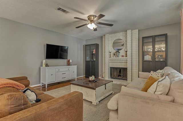 100 W Rainbow Ridge Circle, The Woodlands, TX 77381