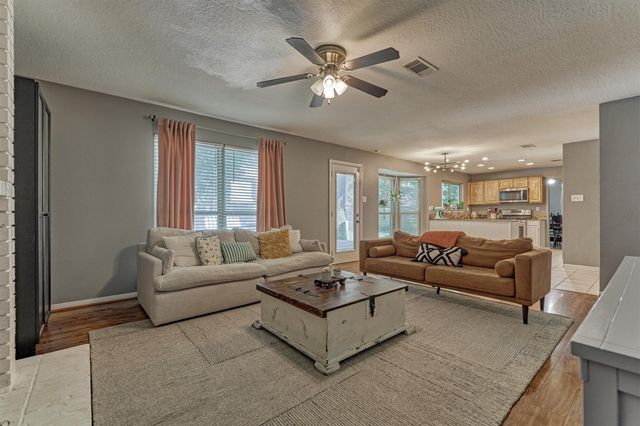 100 W Rainbow Ridge Circle, The Woodlands, TX 77381