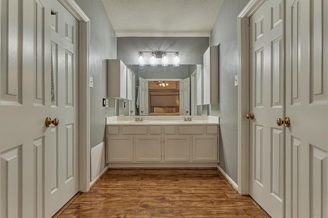 100 W Rainbow Ridge Circle, The Woodlands, TX 77381