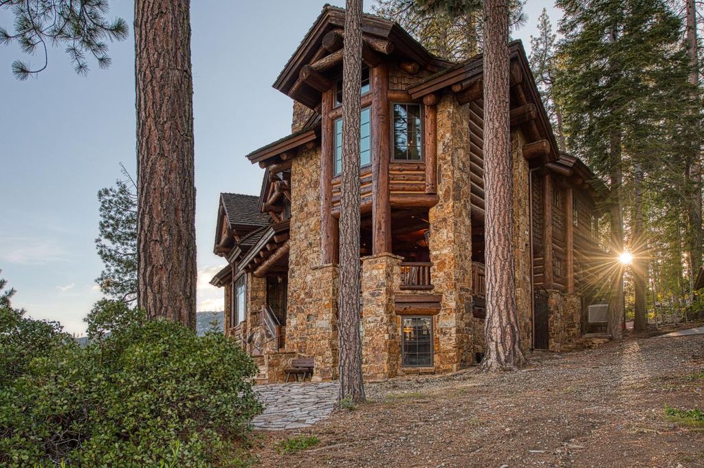 Image 12 of property listing at 44483 Lakeview Avenue, Shaver Lake, CA 93664
