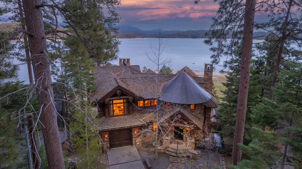 Image 2 of property listing at 44483 Lakeview Avenue, Shaver Lake, CA 93664