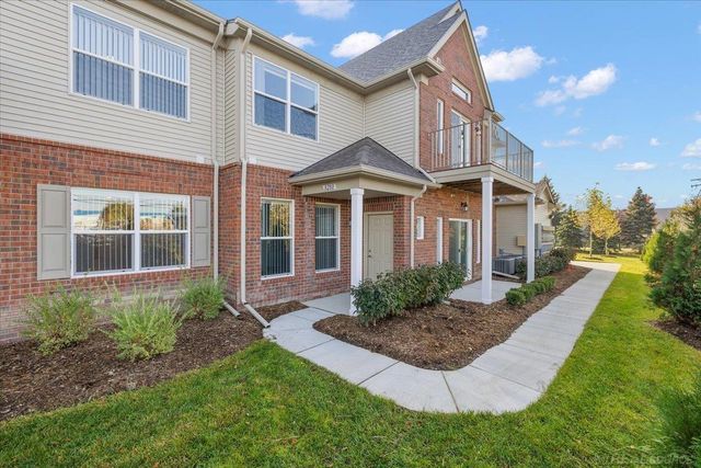 8280 Heywood Circle, Sterling Heights, MI 48312