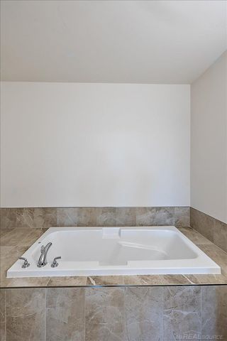 8280 Heywood Circle, Sterling Heights, MI 48312
