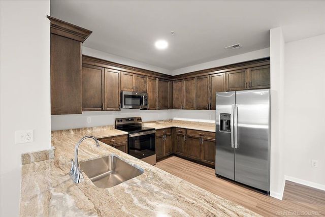 8280 Heywood Circle, Sterling Heights, MI 48312