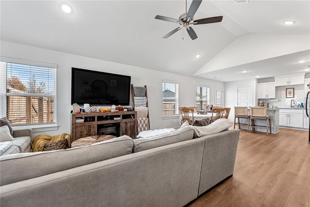 5813 W Greens Chapel Road, Fayetteville, AR 72704