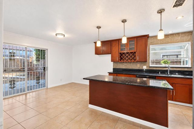 8684 Tiogawoods Dr, Sacramento, CA 95828