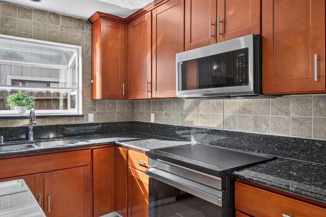 8684 Tiogawoods Dr, Sacramento, CA 95828