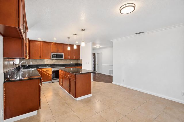 8684 Tiogawoods Dr, Sacramento, CA 95828