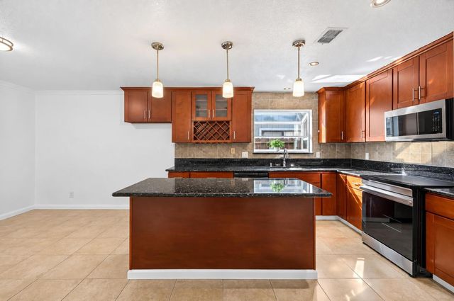 8684 Tiogawoods Dr, Sacramento, CA 95828