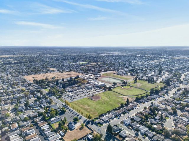 8684 Tiogawoods Dr, Sacramento, CA 95828