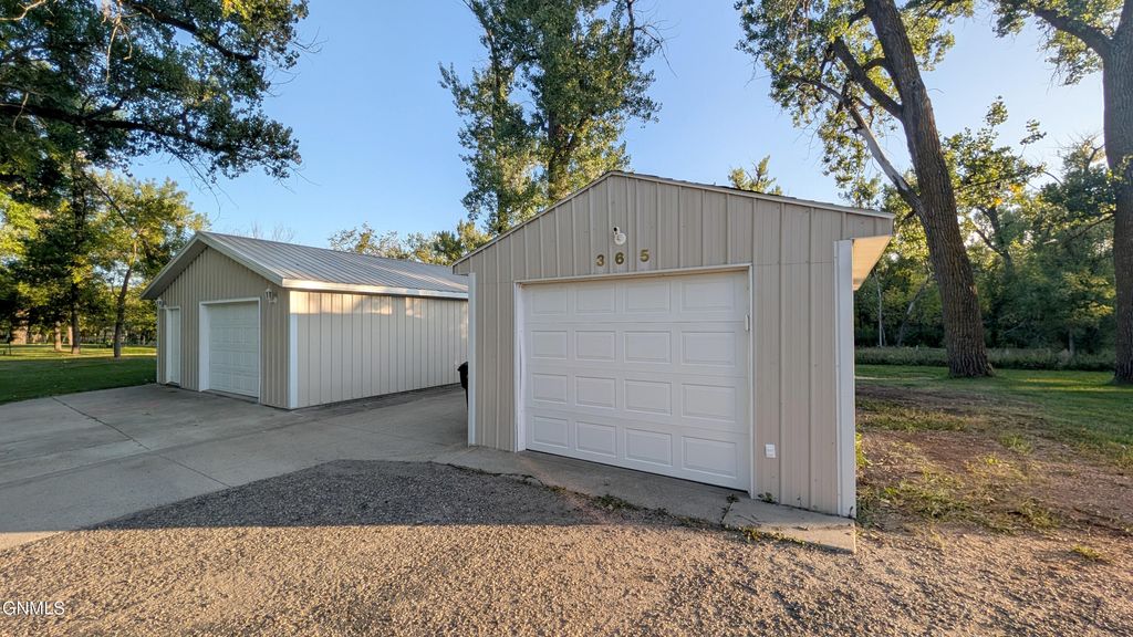 365 Glenwood Drive, Bismarck, ND 58504 photo 2