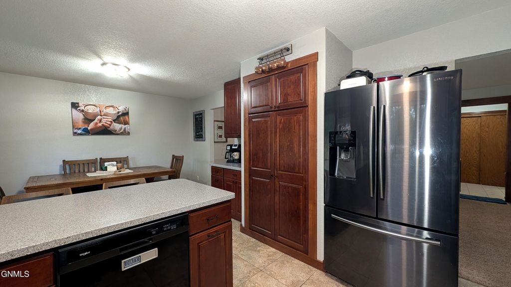 365 Glenwood Drive, Bismarck, ND 58504 photo 4