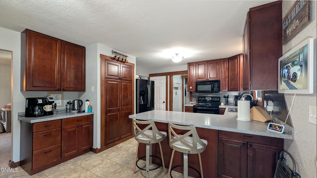 365 Glenwood Drive, Bismarck, ND 58504 photo 5