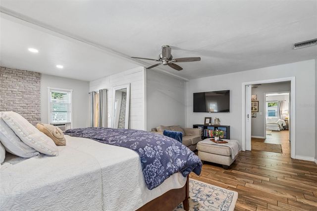 10748 VILLAGE GREEN AVE, Seminole, FL 33772