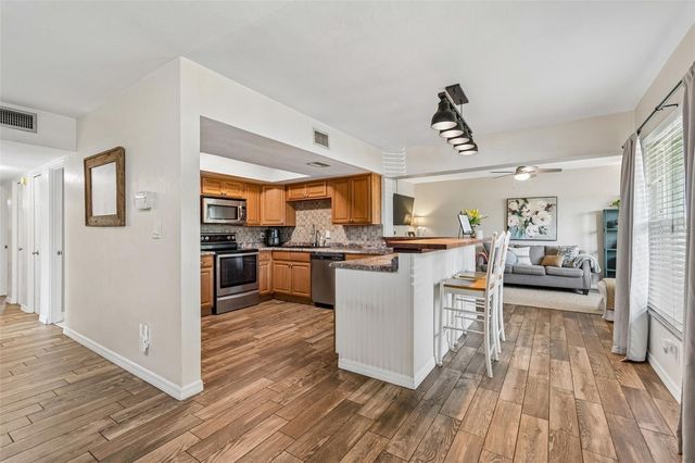 10748 VILLAGE GREEN AVE, Seminole, FL 33772