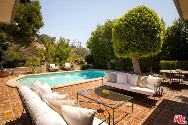 10216 Cielo Drive, Los Angeles, CA 90210