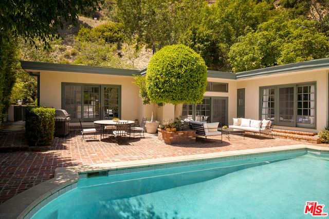 10216 Cielo Drive, Los Angeles, CA 90210
