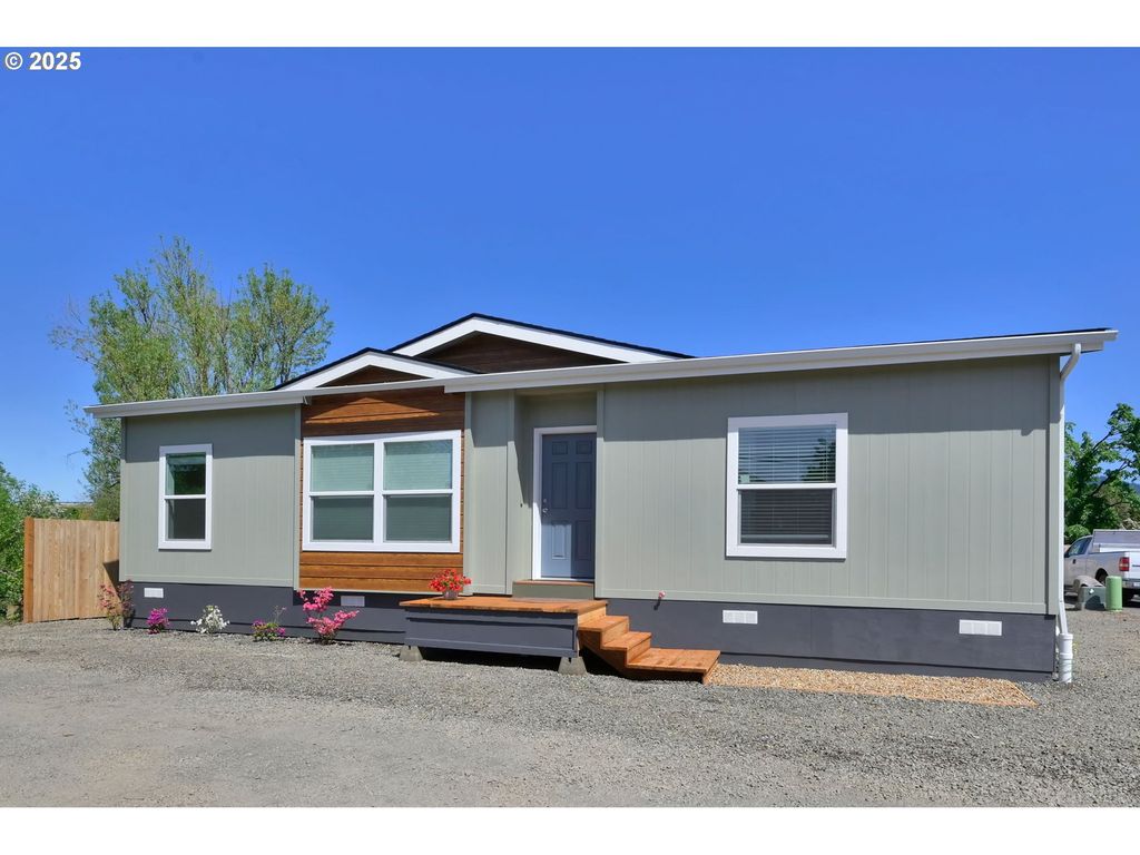 490 Moffit Ln, Springfield, OR 97477