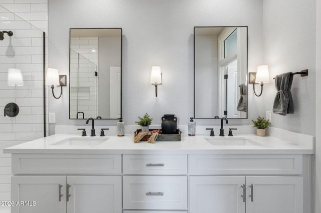 118 W HOLCOMB Lane, Phoenix, AZ 85003