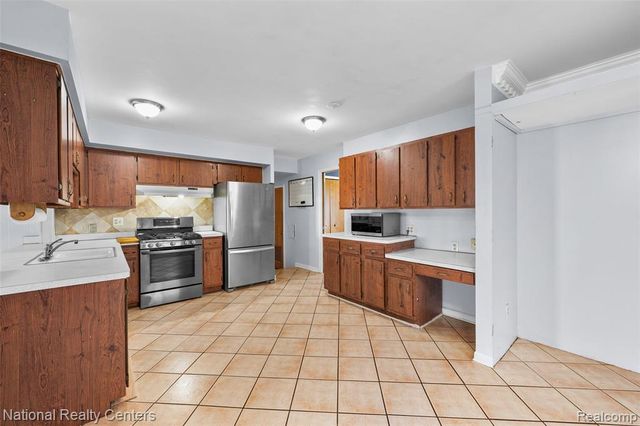 39050 Lyndon Street, Livonia, MI 48154