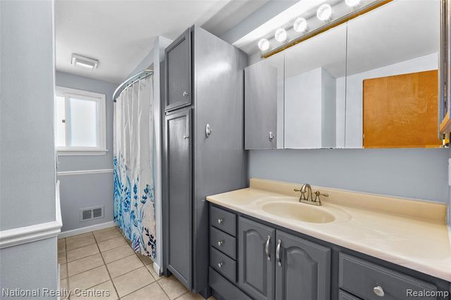 39050 Lyndon Street, Livonia, MI 48154