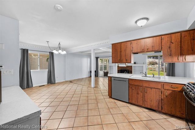 39050 Lyndon Street, Livonia, MI 48154