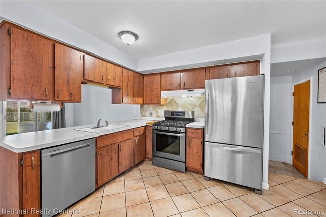 39050 Lyndon Street, Livonia, MI 48154