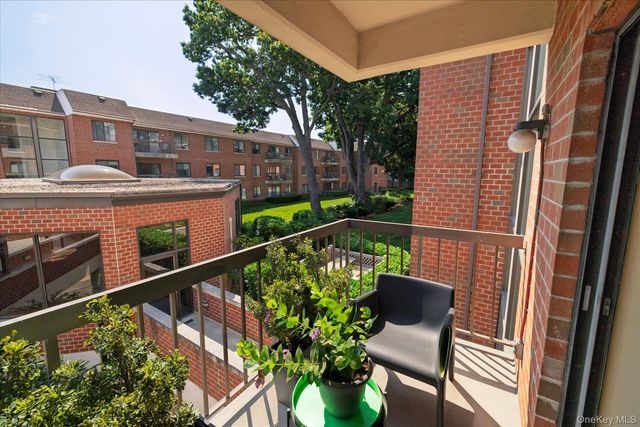 99 S Park Avenue 212, Rockville Centre, NY 11570