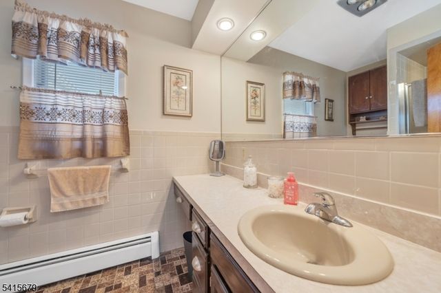 191 Pershing Rd 2, Clifton City, NJ 07013