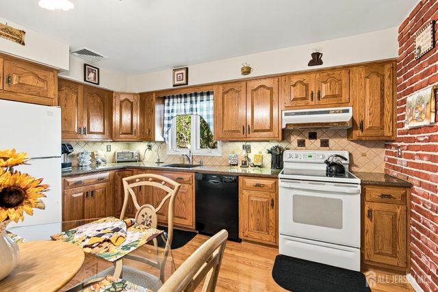 5 Seaman Court, Sayreville, NJ 08879