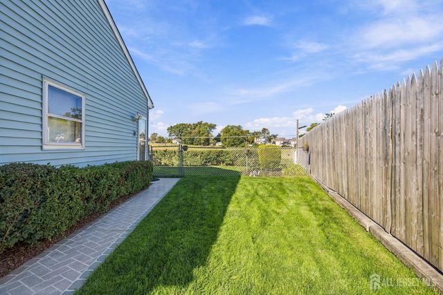 5 Seaman Court, Sayreville, NJ 08879