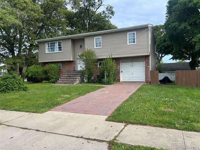 9 Oakley Street, Massapequa, NY 11758